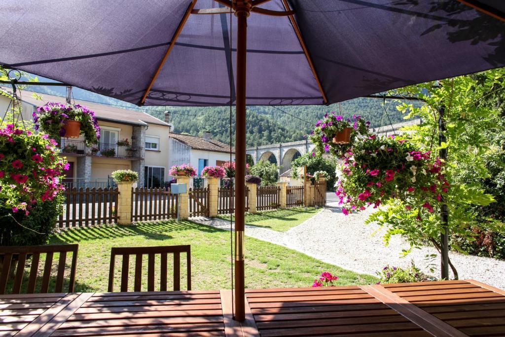 Aux Quatre Saisons Axat Bed and Breakfast Buitenkant foto